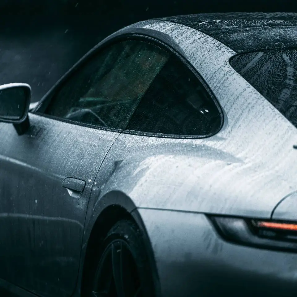 Porsche Macan sur une route de montagne